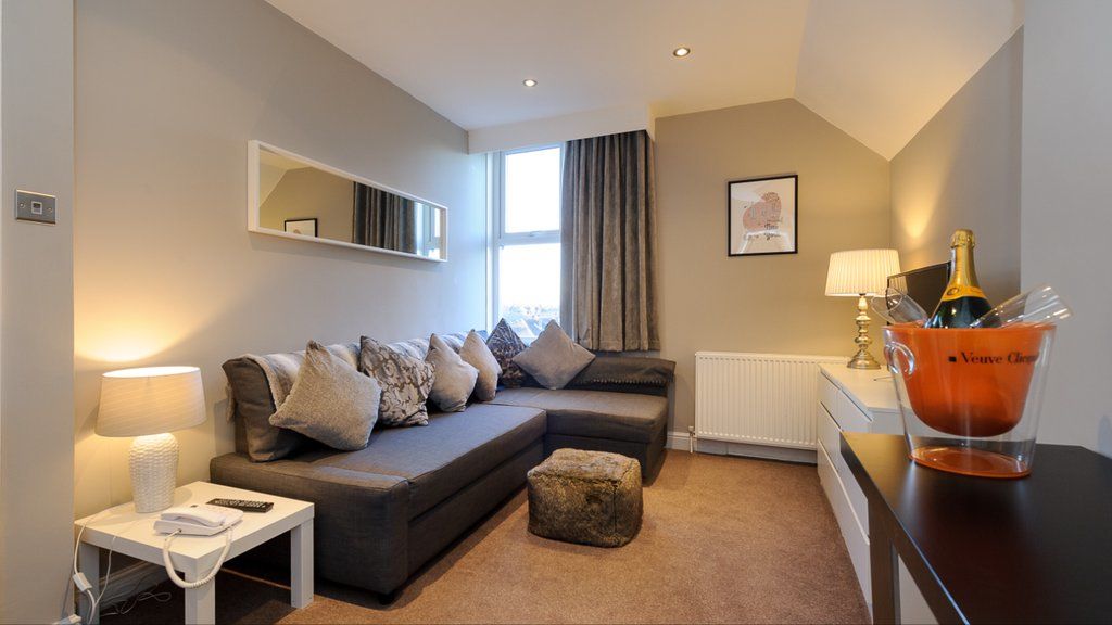 Cheshire Hospitality Ltd T\/A Lennox Lea Studios & Apartments Sale Dış mekan fotoğraf